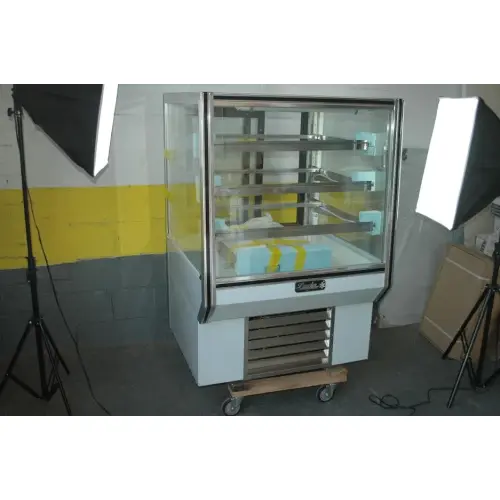Leader HBK36 - 36" Refrigerated Bakery Display Case - High Volume